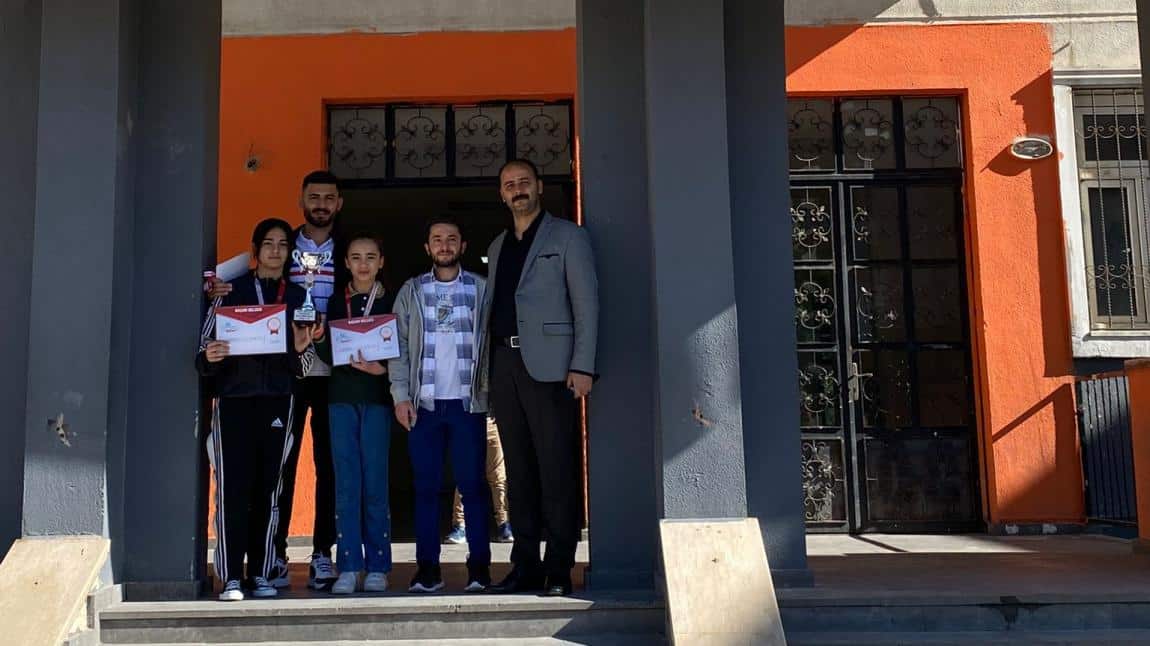KIRŞEHİRDE Düzenlenen Dart Turnuvası Türkiye Bölge elemelerinde üçüncü olarak Türkiye Şampiyonluğu için Trabzon'a gitmeye hak kazanan öğrencilerimize başarı belgeleri ve kupaları  verildi